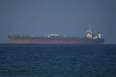 Con tàu di chuyển qua eo biển Hormuz. Ảnh: AA/TTXVN
