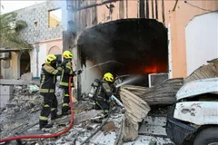 Hiện trường mảnh vỡ thiết bị bay không người lái của Iran bị đánh chặn rơi xuống ở Hamad, Bahrain ngày 11-6. Ảnh: THX/TTXVN phát
