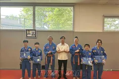 Chủ tịch CLB Thăng Long Thủy Tiên (thứ ba từ phải sang) cùng cha của mình (thứ ba từ trái qua) và đại diện TTVH Việt Nam tại Pháp, trao thưởng cho học viên có thành tích cao của CLB. Ảnh: TTXVN