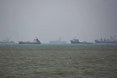 Các tàu thương mại ngoài khơi Bandar Abbas, Iran, ngày 21-6. Ảnh: Anadolu