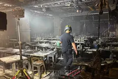 Hiện trường nội thất bị thiêu rụi sau vụ hoả hoạn tại quán Na Ladprao ở quận Chatuchak, Bangkok, Thái Lan ngày 13-7. Ảnh: Anadolu Agency/TTXVN