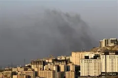 Khói bốc lên từ địa điểm ở Tehran, Iran sau các cuộc không kích ngày 5-4. Ảnh tư liệu: Kyodo/TTXVN