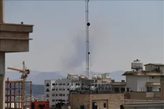 Khói bốc lên từ địa điểm ở Tehran, Iran sau các cuộc không kích, ngày 7/4/2026. Ảnh: THX/TTXVN