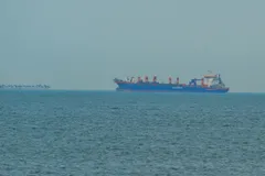 Tàu thương mại neo đậu ngoài khơi bờ biển Các Tiểu vương quốc Arab Thống nhất (UAE). Ảnh: Anadolu Agency/TTXVN
