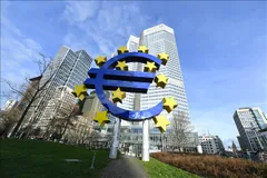 Biểu tượng đồng euro tại Frankfurt, Đức. Ảnh: THX/TTXVN