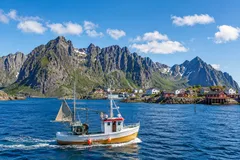 Thuyền đánh cá trên vùng biển ngoài khơi làng Henningsvaer thuộc quần đảo Lofoten, Na Uy. Ảnh minh họa: AI