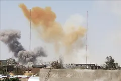 Khói bốc lên tại hiện trường một vụ không kích của liên quân do Saudi Arabia tiến hành nhằm vào Yemen ngày 7-3-2021. Ảnh tư liệu: THX/TTXVN