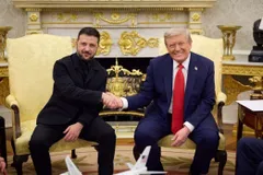 Tổng thống Mỹ Donald Trump trong cuộc gặp Tổng thống Ukraine Volodymyr Zelensky, tại Washington, D.C., ngày 19-8-2025. Ảnh: Anadolu Agency/TTXVN