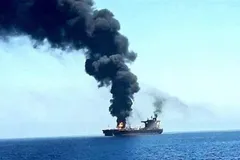 Một trong những con tàu bị lực lượng Houthi tấn công. Ảnh: IRNA/TTXVN