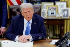 Tổng thống Mỹ Donald Trump ký sắc lệnh tại Nhà Trắng ở Washington ngày 31-1-2025. Ảnh tư liệu: TTXVN
