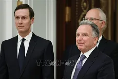 Đặc phái viên Mỹ Steve Witkoff (phải, phía trước) cùng ông Kushner tới Moskva để hội kiến Tổng thống Nga Vladimir Putin về cuộc xung đột ở Ukraine ngày 2-12-2025. Ảnh: Anadolu Agency/TTXVN