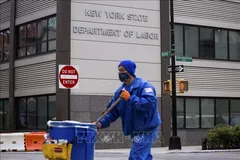 Nhân viên quét dọn làm việc tại New York, Mỹ. Ảnh: THX/TTXVN