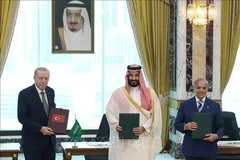Từ trái sang: Tổng thống Thổ Nhĩ Kỳ Recep Tayyip Erdogan, Thái tử Saudi Arabia Mohammed bin Salman và Thủ tướng Pakistan Shehbaz Sharif tại lễ ký hiệp định phòng thủ tại Mecca ngày 7-8. Ảnh: AA/TTXVN