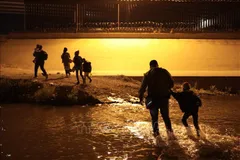 Những người di cư vượt sông Rio Bravo ở biên giới Mỹ - Mexico. Ảnh minh họa: THX/TTXVN