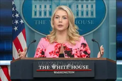 Phát ngôn viên Nhà Trắng Karoline Leavitt phát biểu trong cuộc họp báo tại Washington, D.C. Ảnh tư liệu: THX/TTXVN