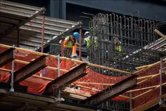 Công nhân làm việc tại công trình xây dựng ở New York, Mỹ. Ảnh: THX/TTXVN