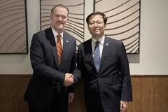 Bộ trưởng Thương mại Yeo Han-koo (bên phải) bắt tay với Đại diện Thương mại Mỹ Jamieson Greer trước cuộc hội đàm tại Washington, ngày 21-7-2026. Ảnh: Bộ Thương mại, Công nghiệp và Năng lượng Hàn Quốc