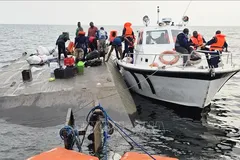 Hoạt động cứu hộ được tiến hành tại hiện trường vụ lật phà trên hồ Kariba, Zimbabwe ngày 12-8-2026. Ảnh: THX/TTXVN