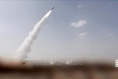 Hình ảnh do Trung tâm Truyền thông Houthi công bố cho thấy một tên lửa được cho là phóng vào thành phố Mocha, Yemen ngày 9-8. Ảnh: THX/TTXVN
