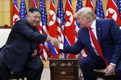 Tổng thống Mỹ Donald Trump (phải) và nhà lãnh đạo Triều Tiên Kim Jong Un trong cuộc gặp tại làng Panmunjom ở biên giới liên Triều, ngày 30-6-2019. Ảnh tư liệu: THX/TTXVN