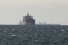 Tàu hàng di chuyển ở khu vực eo biển Hormuz. Ảnh: THX/TTXVN