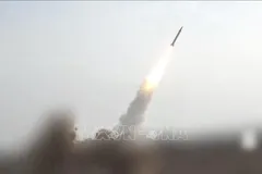 Hình ảnh video do lực lượng Houthi ở Yemen đăng phát cho thấy tên lửa siêu vượt âm được phóng từ một địa điểm bí mật ở Yemen. Ảnh: THX/TTXVN
