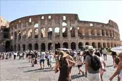 Bất chấp thời tiết nắng nóng gay gắt, du khách đổ về Đấu trường Colosseum ở Rome, Italy. Ảnh: TTXVN
