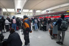 Hành khách làm thủ tục tại khu vực quầy check-in của Sân bay quốc tế John F. Kennedy (JFK) ở thành phố New York, Mỹ. Ảnh: THX/TTXVN