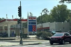 Bảng giá xăng dầu bán lẻ tại một cây xăng ở thủ đô Washington D.C. Ảnh: TTXVN