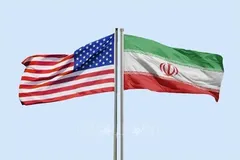Quốc kỳ Mỹ và Iran. Ảnh: IRNA/TTXVN