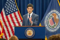 Chủ tịch FED Kevin Warsh trong cuộc họp báo công bố chính sách lãi suất, tại Washington, D.C. Ảnh: THX/TTXVN