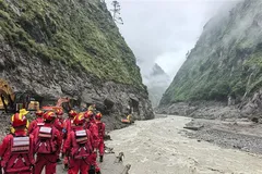 Lực lượng cứu nạn cứu hộ được triển khai tại hiện trường bị tàn phá bởi lũ quét và sạt lở đất ở huyện Cát Long, Khu tự trị Tây Tạng, Trung Quốc ngày 29-8-2026. Ảnh: THX/TTXVN phát