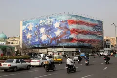 Các phương tiện di chuyển trên đường phố ở Tehran, Iran. Ảnh: THX/TTXVN