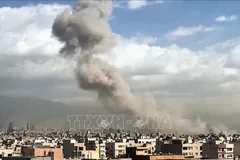 Khói bốc lên sau các vụ oanh kích của lực lượng Mỹ nhằm vào thủ đô Tehran, Iran ngày 28-2-2026. Ảnh tư liệu: ANI/TTXVN