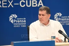 Phó Thủ tướng kiêm Bộ trưởng Bộ Ngoại thương và Đầu tư nước ngoài Cuba Oscar Pérez-Oliva Fraga thông báo các Nghị định về đầu tư nước ngoài mới. Ảnh: TTXVN