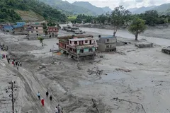 Cảnh tàn phá của trận lũ quét và lở bùn đá nghiêm trọng ở huyện Nuwakot, Nepal ngày 27-8-2026. Ảnh: THX/TTXVN