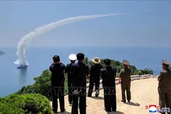 Nhà lãnh đạo Triều Tiên Kim Jong-un giám sát các cuộc thử nghiệm nhiều hệ thống vũ khí trên tàu khu trục Kang Kon ngày 4/7/2026. Ảnh: KCNA/TTXVN