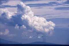 Tro bụi phun lên từ núi lửa Anak Krakatau, Indonesia. Ảnh: THX/TTXVN