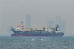 Tàu thương mại neo ngoài khơi Dubai, Các tiểu vương quốc Arab thống nhất, khi hoạt động hàng hải bị gián đoạn tại eo biển Hormuz, ngày 2-3-2026. Ảnh: AA/TTXVN