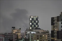 Khói bốc lên sau các cuộc không kích tại Tehran, Iran. Ảnh: THX/TTXVN
