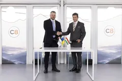 Ông Serhii Fedorenko (trái) tại lễ ký kết. Ảnh: Serhii Fedorenko/Facebook