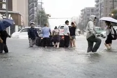 Cảnh ngập lụt sau những trận mưa lớn tại Nagoya, Nhật Bản. (Ảnh: Kyodo/TTXVN)