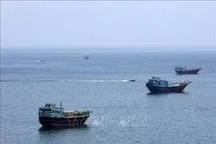 Tàu thuyền di chuyển trên eo biển Hormuz, gần thị trấn Khasab, miền Bắc Oman ngày 20-6-2026. Ảnh: THX/TTXVN
