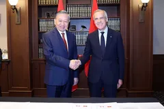 Tổng Bí thư, Chủ tịch nước Tô Lâm và Thủ tướng Canada Mark Carney chụp ảnh chung. (Ảnh: TTXVN)