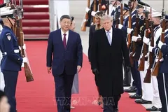 Tổng thống Mỹ Donald Trump (giữa, phải) và Chủ tịch Trung Quốc Tập Cận Bình (giữa, trái) tại lễ đón ở Căn cứ không quân Andrews, bang Maryland, ngày 23-9-2026. Ảnh: THX/TTXVN phát