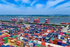 Cảng hàng hóa ở Giang Tô, Trung Quốc. Ảnh: THX/TTXVN.