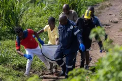 Hiện trường vụ nổ súng tại KwaMakhutha, tỉnh KwaZulu-Natal, ngày 23-9. (Ảnh: THX/TTXVN phát)