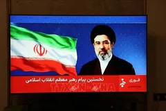 Hình ảnh tân Đại giáo chủ Iran Ayatollah Mojtaba Khamenei đọc thông điệp đầu tiên trên truyền hình nhà nước. Ảnh: IRINN/TTXVN