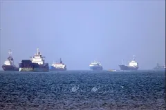 Tàu thuyền ở eo biển Hormuz, gần thành phố cảng Bandar Abbas, Iran. Ảnh: The Guardian/TTXVN