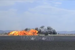 Khói bốc lên sau các cuộc không kích xuống địa điểm ở thủ đô Sanaa, Yemen. Ảnh: THX/TTXVN phát